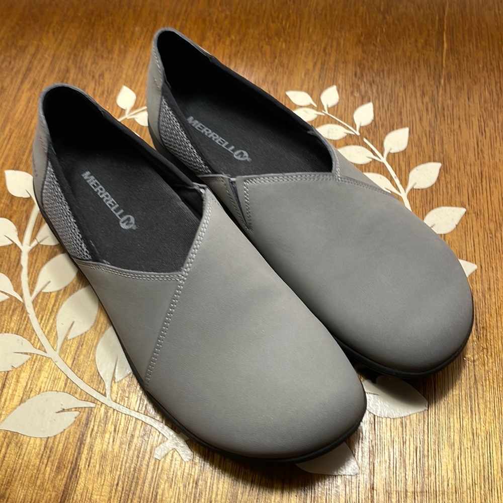 Women's Merrell Slide On Shoe. Gray. Size 8.5 New